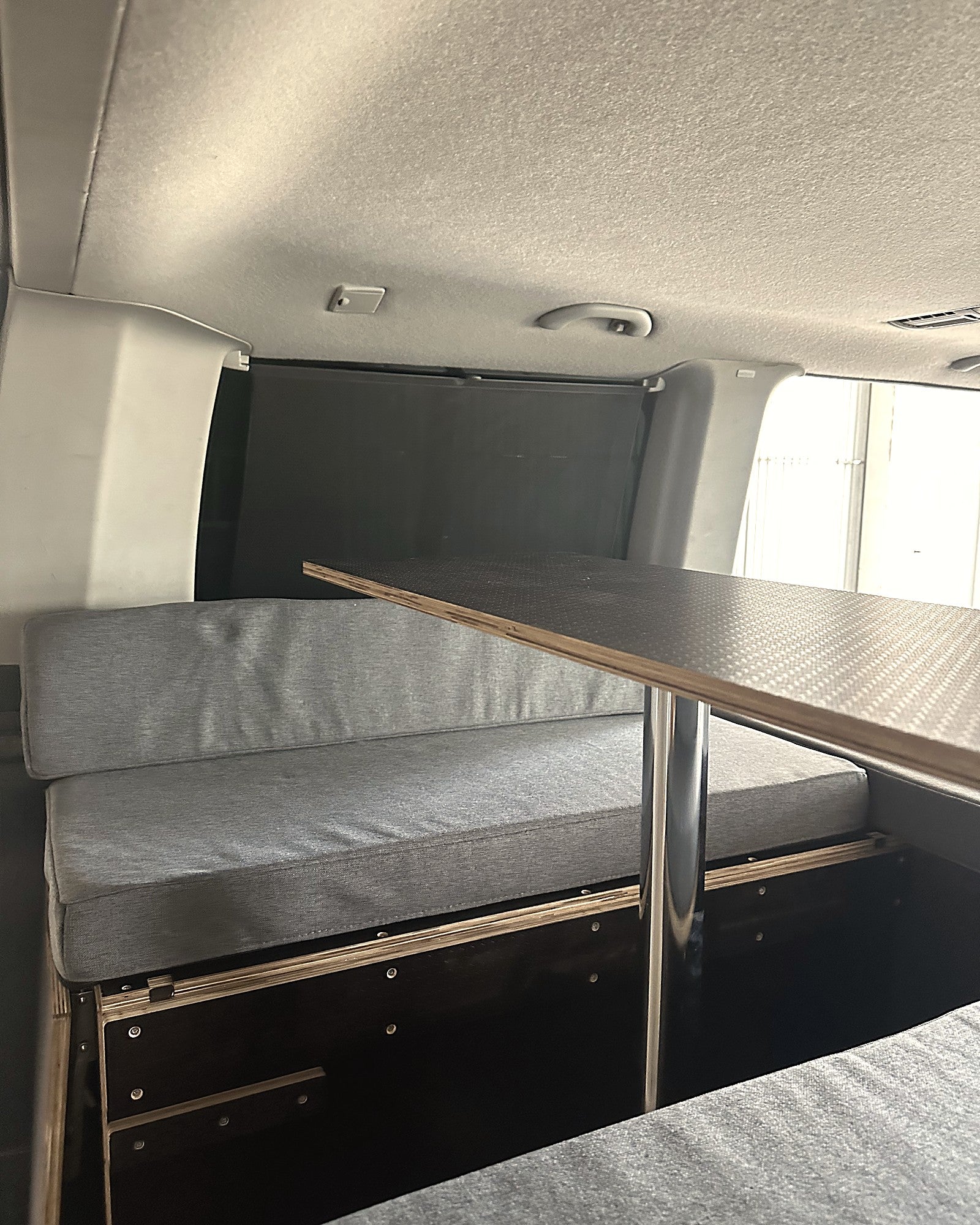 RIVA con la mesa montada junto al banco