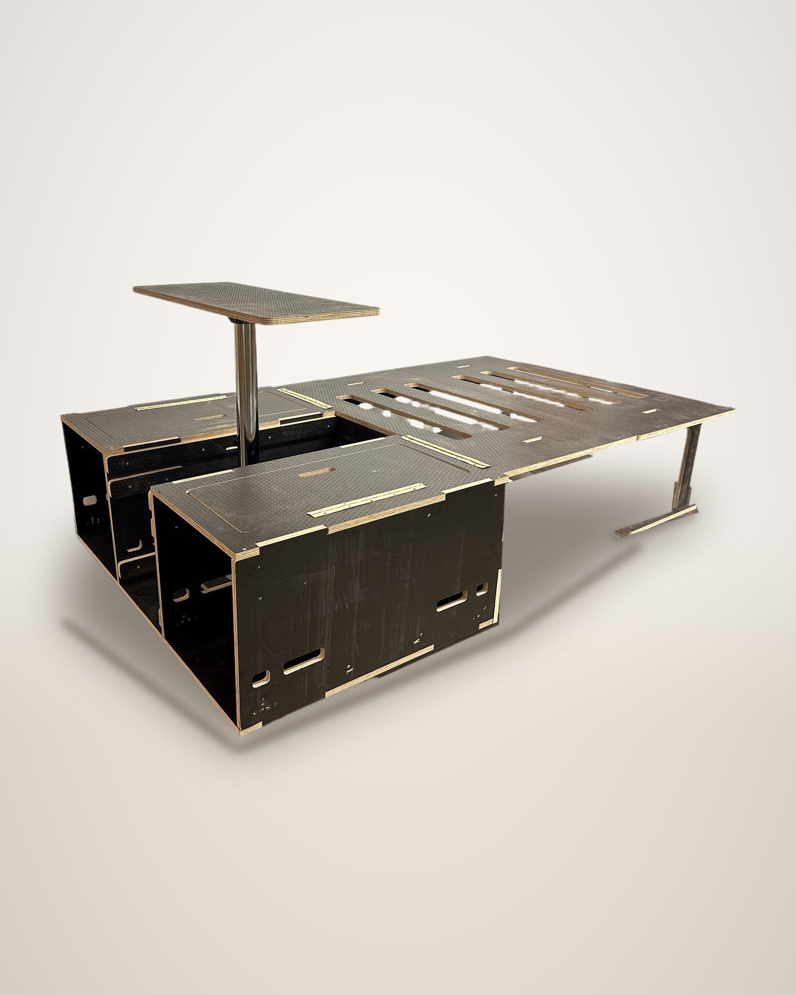 Mueble del kit camper RIVA compacta en carrocero negro, con la mesa montada